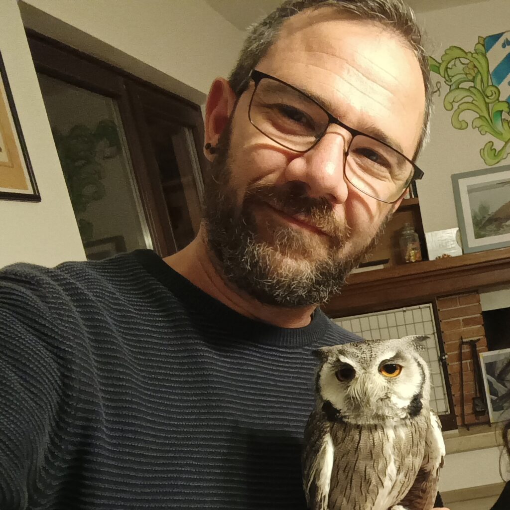 Una buffa foto di me mentre faccio amicizia con il gufo di un amico.